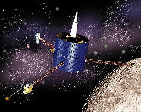 6 Ocak 1998'de NASA'nın Lunar Prospector'u, buz aramak ve Shoemaker'ın küllerini taşımak için Ay'ın güney kutbuna doğru yola çıktı.