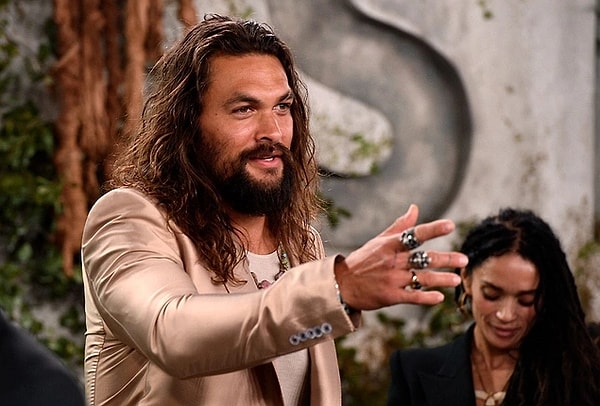 2. Sosyal sorumluluk için saçlarını kazıtan ünlü oyuncu Jason Momoa'nın yeni tarzı gündeme oturdu!