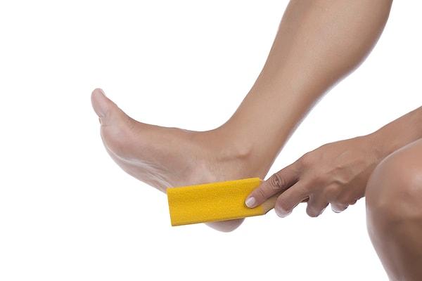 7. Pedikür yaparken de ellerinize uyguladığınız işlemleri yapabilirsiniz. Bunun yanı sıra topuklarınızı ponza taşı ile pürüzsüz hale getirmelisiniz.