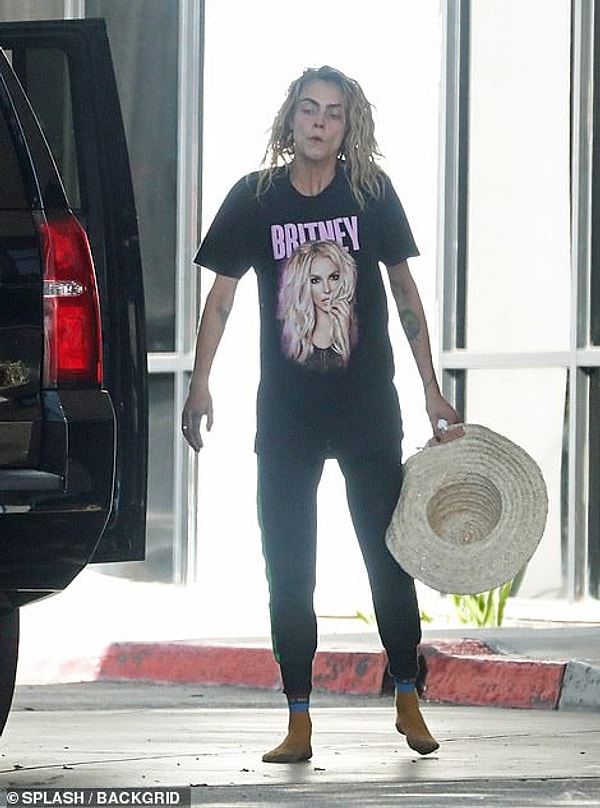 В понедельник в Лос-Анджелесе Кара Делевинь появилась на публике растрепанной и взволнованной перед посадкой на частный самолет Jay-Z в носках, но без обуви.