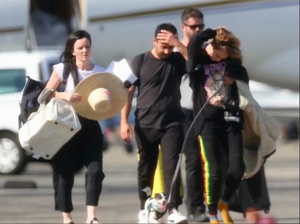 Источник сообщает, что Делевинь находилась в самолете около 45 минут, прежде чем сойти на берег. Неясно, попросили ли ее покинуть самолет или она это сделала по своему желанию.