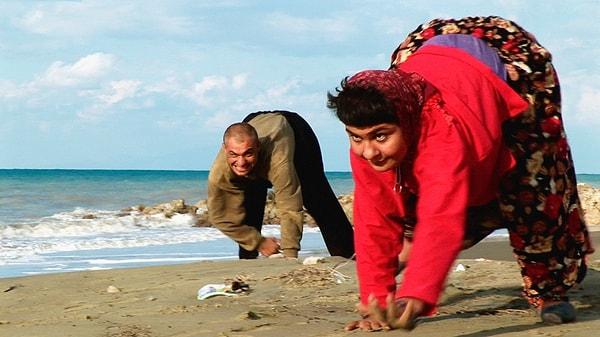 BBC'de yayınlanan bir belgesel ile Türkiye'de yaşayan bir ailenin iki ayak yerine dört ayak üzerinde yürüyen çocukları olduğu ortaya çıkınca tüm dünyanın ilgisini çekti.
