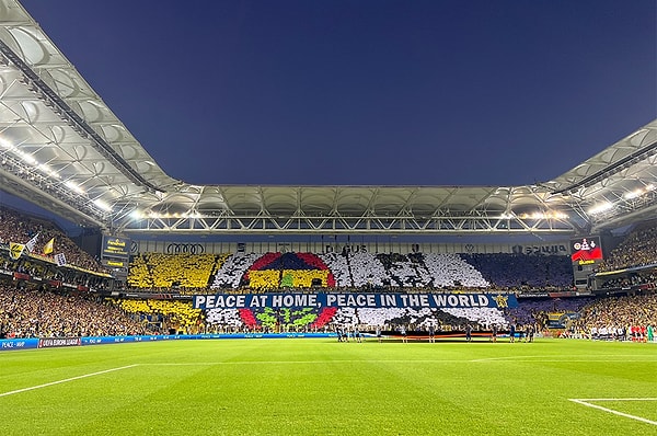 Mücadele öncesinde Fenerbahçe tribünlerinde Ulu Önder Mustafa Kemal Atatürk'ün 'Yurtta sulh, cihanda sulh' sözünü konu alan koreografi yapıldı.