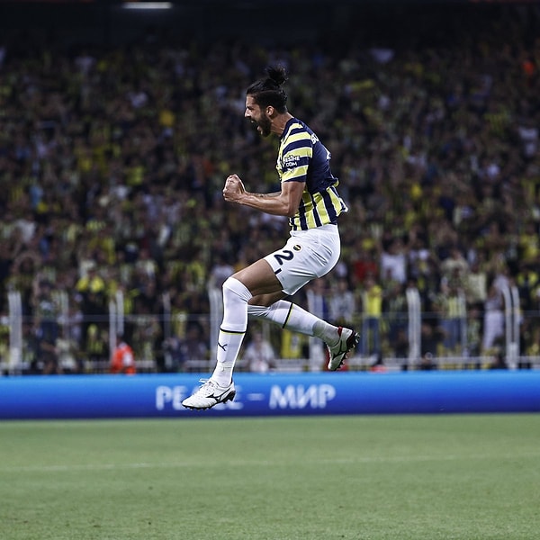 36. dakikada korner atışında Gustavo Henrique'nin kafa vuruşu ağları havalandırdı ve Fenerbahçe 1-0 öne geçti. İlk yarı bu skorla sona erdi.