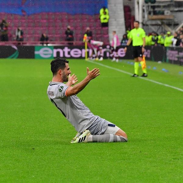 A Grubu'nda oynanan diğer maçta ise Fiorentina ile Rigas Skola 1-1 berabere kaldı. Bu sonuçların ardından grupta galip gelen tek olan turuncu lacivertliler zirveye yükseldi.