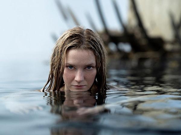 Yüzüklerin Efendisi serisinde Cate Blanchett tarafından canlandırılan Galadriel karakterinin gençliğini canlandıran Clark, henüz 2 yaşındayken İsveç'ten Galler'e taşınıyor.