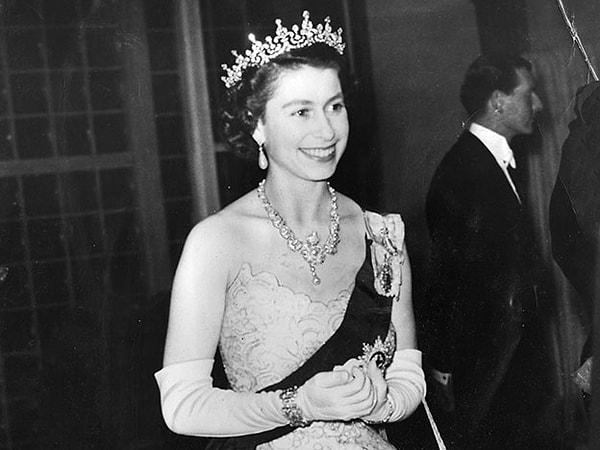 Babasının 6 Şubat 1952'de vefat etmesinin ardından tahta çıkan Elizabeth 1953 yılında resmî olarak taç giydi.