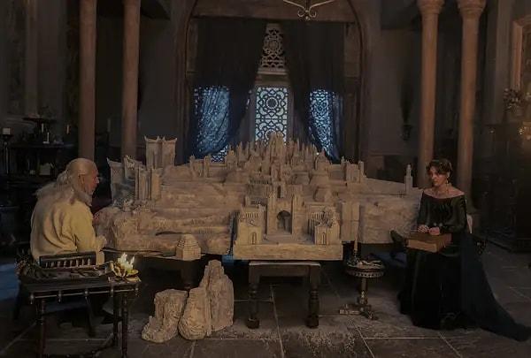 Dizinin ilk bölümünün sonuna kadar inşa edilen yapıyı tamamıyla göremiyoruz. Ancak modelin, Viserys'in odasında da bulunan Old Valyria modeli olduğunu görüyoruz.