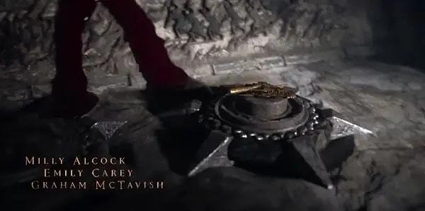 'House of the Dragon' intro kısmına geri dönecek olursak; Aegon'un sembolünden iki dişli çarkın üzerine kan damlıyor.