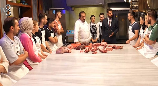 Yeni bölümünde Mehmet Şef, yarışmacıları kendi restaurantına götürüp kuzu etini işlemeyi gösterdi.