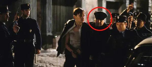1. Gerçek hayattaki Frank Abagnale'ı tutuklayan Fransız polis memurunun 'Catch Me If You Can' filminde DiCaprio'nun canlandırdığı Abagnale karakterini tutukladığını görebilirsiniz.