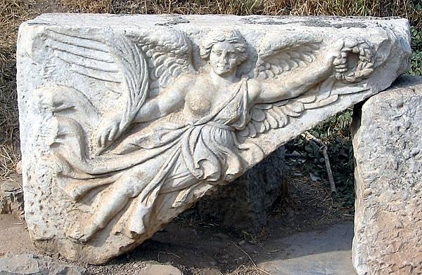Yaşadığımız bu topraklar aslında çağlar boyu kahraman kadınlara toprak olmuş... Efes Harabeleri’ni ziyaret ettiğinde gördüğün Tanrıça Nike bu gücün en önemli sembollerinden mesela.