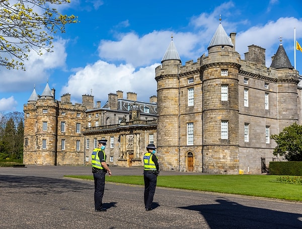 11 Eylül'de Kraliçe'nin tabutunun Edinburgh'daki Holyroodhouse Sarayı'na götürülmesi bekleniyor.