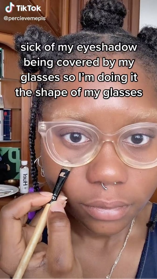Итак, оказавшись в такой же ситуации 22-летняя пользовательница Tik Tok Кристиана "Рони" Джей начала подстраивать свой макияж под очки, и результаты ее работ набрали миллионы просмотров.