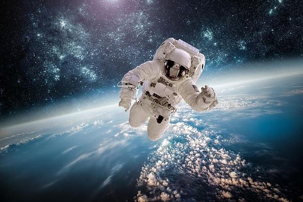 12. Astronotlar uzayda hangi duyularını büyük ölçüde kaybederler?