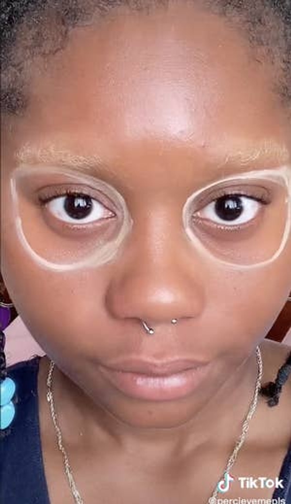 В своем первом видео, которое было просмотрено более 20,7 миллионов раз, Рони начинает с того, что обрисовывает форму того места, где ее очки садятся на лицо.