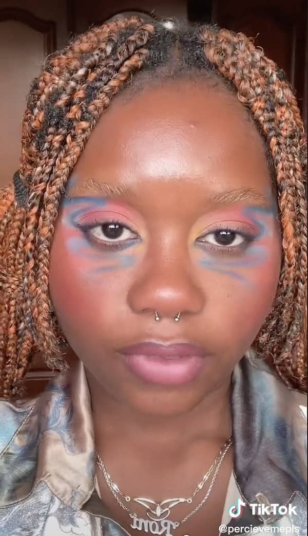 Другие дизайны включают в себя эту розовую тень от заката с синим зигзагом: