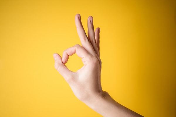 5. "Tamam" anlamına gelen el hareketi Japonya'da "Bana ödeme yap" anlamına gelir.