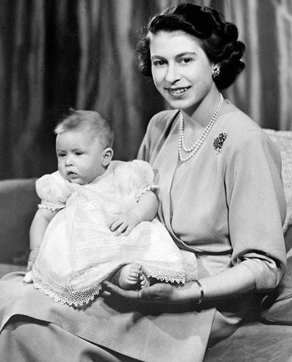 2. Prens Charles ayrıca annesinin hükmü sırasında 20 yaşındayken Galler Prensi oldu. Kendisi ayrıca Chester Kontu unvanını taşıdı.