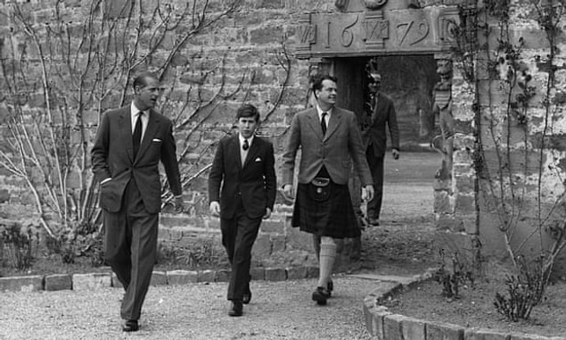 4. Charles, qui a fréquenté le pensionnat de Gordonstoun en Écosse, où son père a également étudié, a déclaré qu'il avait été victime d'intimidation par ses pairs pendant ses années d'école et qu'il était assez malheureux au début de sa vie scolaire.