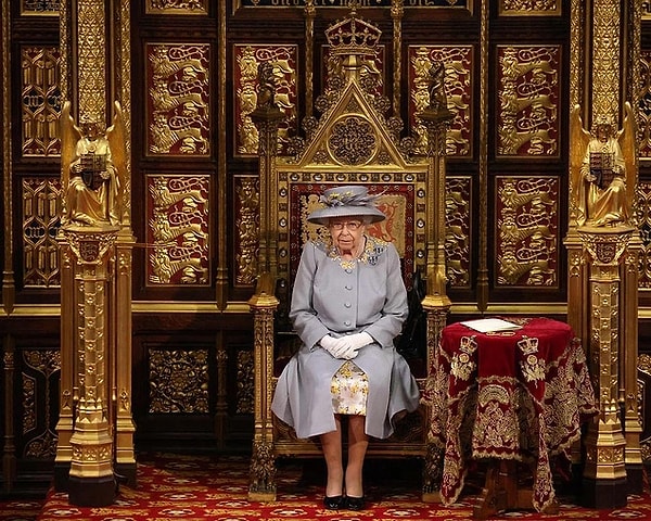 İlan, kutunun "Kraliçe II. Elizabeth'e 1977'deki Gümüş Yıldönümünde bir sunum hediyesi olarak yapıldığını" ve satıcının "herhangi bir evrakla birlikte gelmediği için kutunun Kraliçeye verilip verilmediği hakkında hiçbir fikrinin olmadığını" iddia ediyor.