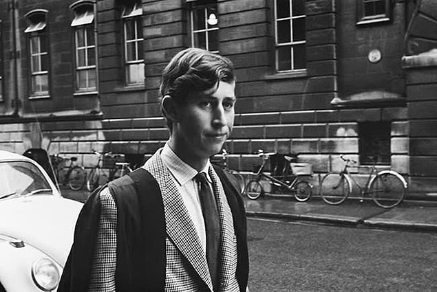 6. Le prince Charles a également été le premier monarque britannique à obtenir un diplôme universitaire, obtenant un diplôme avec mention très bien en histoire du Trinity College de l'Université de Cambridge en 1970 !