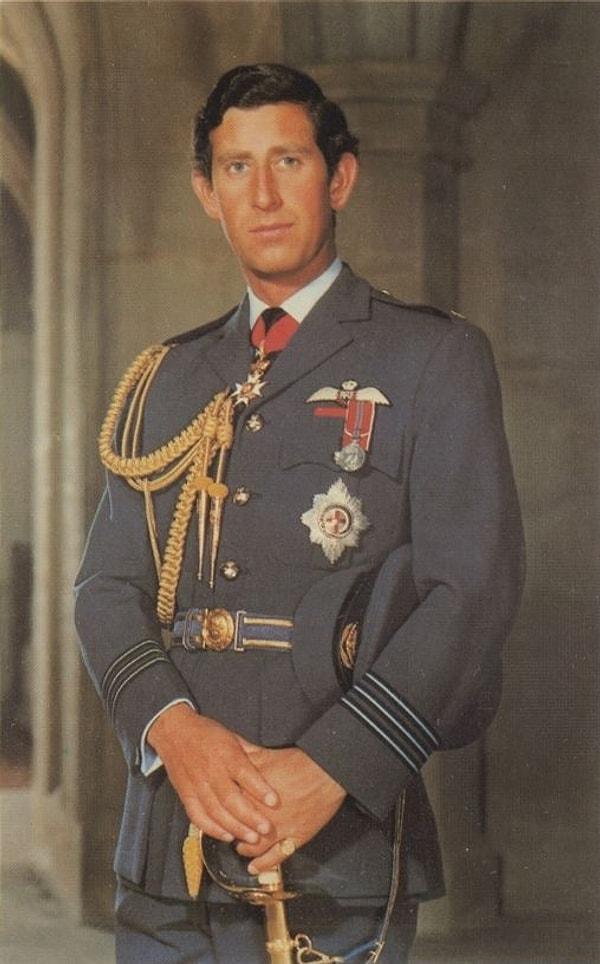 7. Akademik başarılarına ek olarak Kraliyet Hava Kuvvetleri’ne katıldı ve yedi sene boyunca üniforma ile görev yaptı. Bu süreçte helikopter kullanmayı öğrenen Charles 1976’da komutan rütbesiyle askerlik hayatına son verdi.