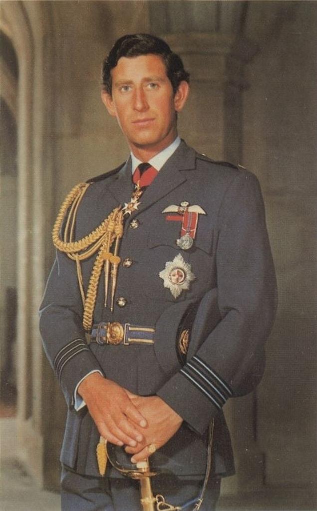 7. En plus de ses réalisations académiques, il a rejoint la Royal Air Force et a servi en uniforme pendant sept ans.  Charles, qui a appris à piloter un hélicoptère, a pris sa retraite en 1976 avec le grade de commandant.