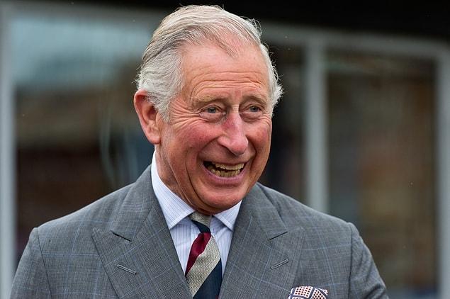 17. Enfin, dans une interview, le prince Charles a déclaré qu'il dormait nu la nuit...