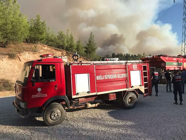 Yangını söndürmek için mücadele ediliyor