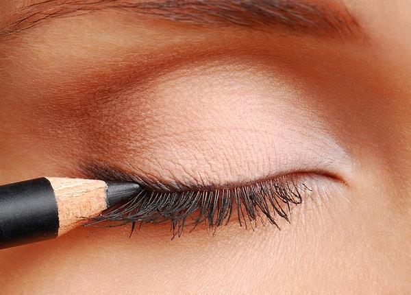 3. Göz kalemini eyeliner gibi kullanın.