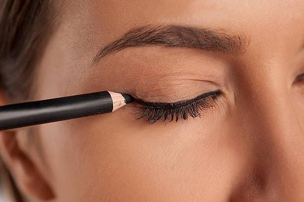4. Eyeliner yerine göz kalemi kullanın.