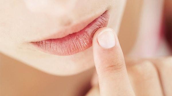 2. Ruj sürmeden önce dudak peelingi yapın.