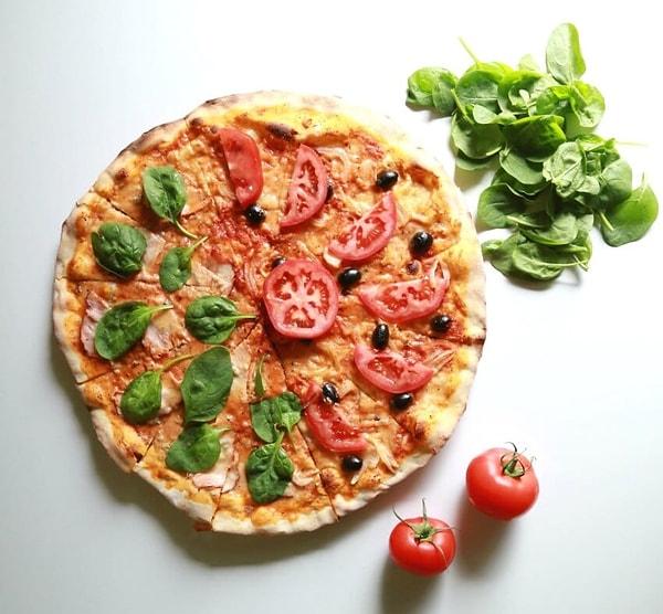12. Dilim dilim yemelere doyamayacağınız: Mozarella peynirli pizza tarifi