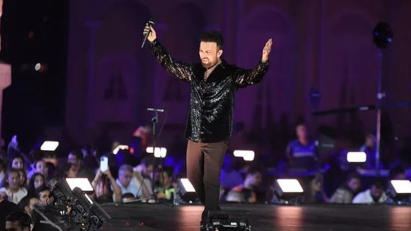 Her şey tam da Tarkan'ın dediği gibi oldu. Ünlü şarkıcı yüzbinlerin akın ettiği konser için sahneye çıktı.