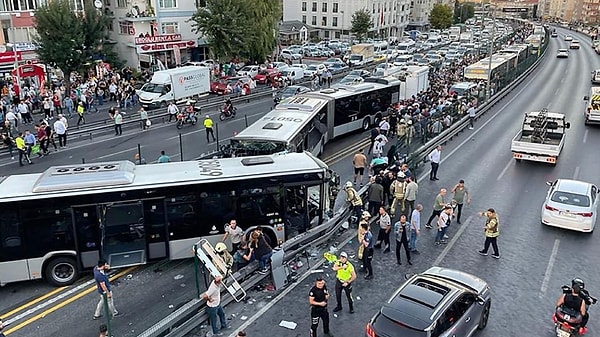 İki metrobüs kafa kafaya çarpışmıştı