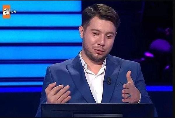 Fenomen yarışmanın bu haftaki bölümünde yarışan Erol Yılmaz, 4. soruda kız arkadaşının babasını arayarak evlenme teklifi etmek için izin istedi!