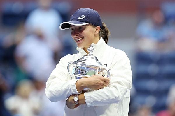 Bu zafer ile 21 yaşındaki Swiatek, Haziran ayında Fransa Açık'taki galibiyeti ile 2016'dan beri tek bir sezonda iki Grand Slam kazanan ilk kadın oldu