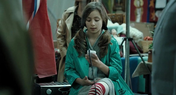 6. 2007 yapımı 'Mr. Bean's Holiday' filmindeki kız Rowan Atkinson'ın kızı Lily Atkinson'dır. Ayrıca karakterin ismi filmde de Lily olarak yer alıyor!