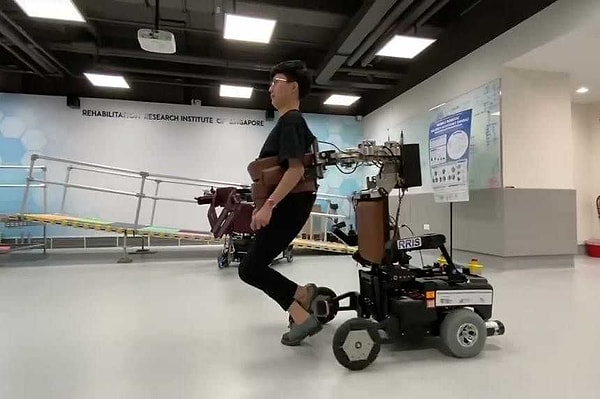 Mobil Robotik Denge Asistanı (MRBA), denge kaybını anında algılayan sensörlere sahip ve kullanıcıyı kalçalarına takılan bir emniyet kemeriyle yakalıyor.