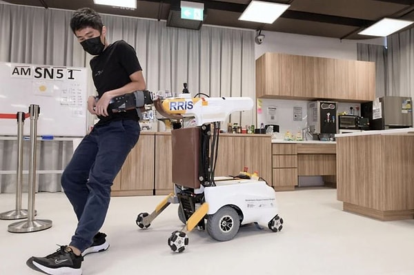 Araştırma ekibinden Wei Tech Ang, 85 yaşındaki annesinin sık sık düştüğünü ve 10 yıl önceki ilk düşüşten sonra robot fikrinin aklına geldiğini söyledi.