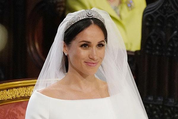 Aynı şekilde II. Elizabeth, Meghan Markle'ın 2018 yılındaki düğününde takması için Diamond Bandeau tacını vermişti.