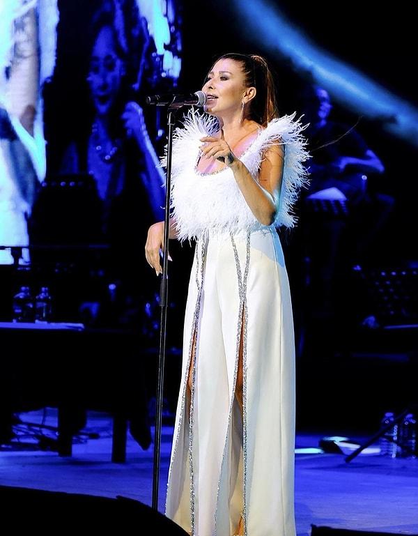 2. Sevilen şarkıcı Nilüfer, verdiği konserde TikTok hesabında az takipçisi olduğunu söyledi!