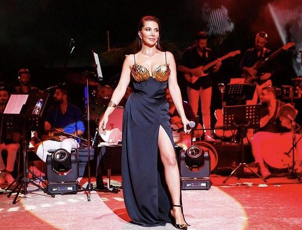 3. Şarkıcı Ebru Yaşar, Bodrum konserinde 14 ayar altınla işlenen yaprak işlemeli kıyafetiyle çok konuşuldu!