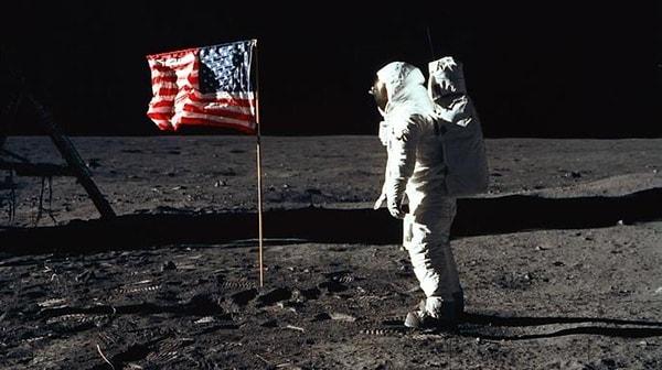 8. Ay'daki ayak izleri silinmez çünkü orada rüzgar yok. E madem rüzgar yok, o bayrak nasıl dalgalandı?