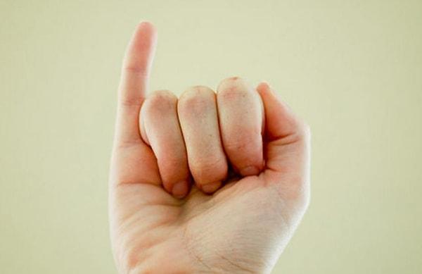 35. Serçe parmak tırnağı diğer parmakların tırnaklarına oranla daha geç uzar.