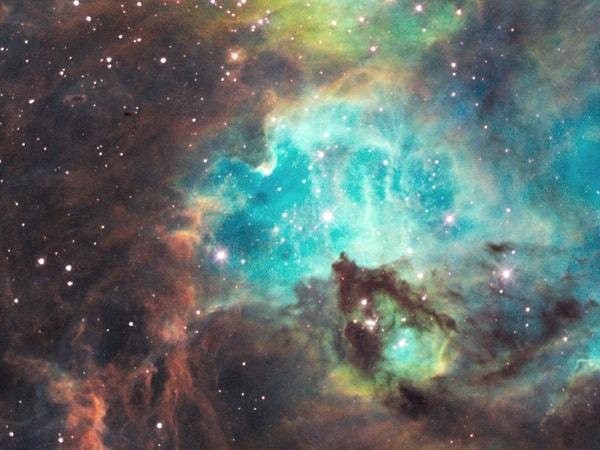 Webb teleskobu evreni, kozmik gaz ve tozdan daha kolay geçebilen kızılötesi ışıkta görüntülüyor.