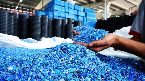 17. Vee son olarak; “Belki son yıllarda işler değişmiştir ancak plastik atıklar artık geri dönüştürülmüyor bile. Eskiden Çin’e çöp olarak gönderiliyordu, artık Asya ülkelerine gönderilip Pasifik Okyanusuna atılıyor öylece…”