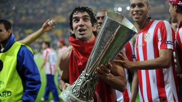 Atletico Madrid’de, Galatasaray ile gururlandığı UEFA Kupası’nı kendisi de kaldırdı, üzerine Süper Kupa’yı da ekledi. İspanya’da lig şampiyonu da oldu, kupa şampiyonu da. O artık yetenekli bir futbolcudan fazlasıydı. Bir idoldü.