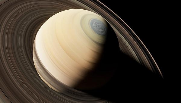 16. Güneş sisteminde su üzerinde yüzebilecek tek gezegen Satürn’dür.